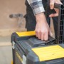 Stanley Rollende Werkstatt Essential STST1-80151 mit Teleskopgriff in Nutzung.