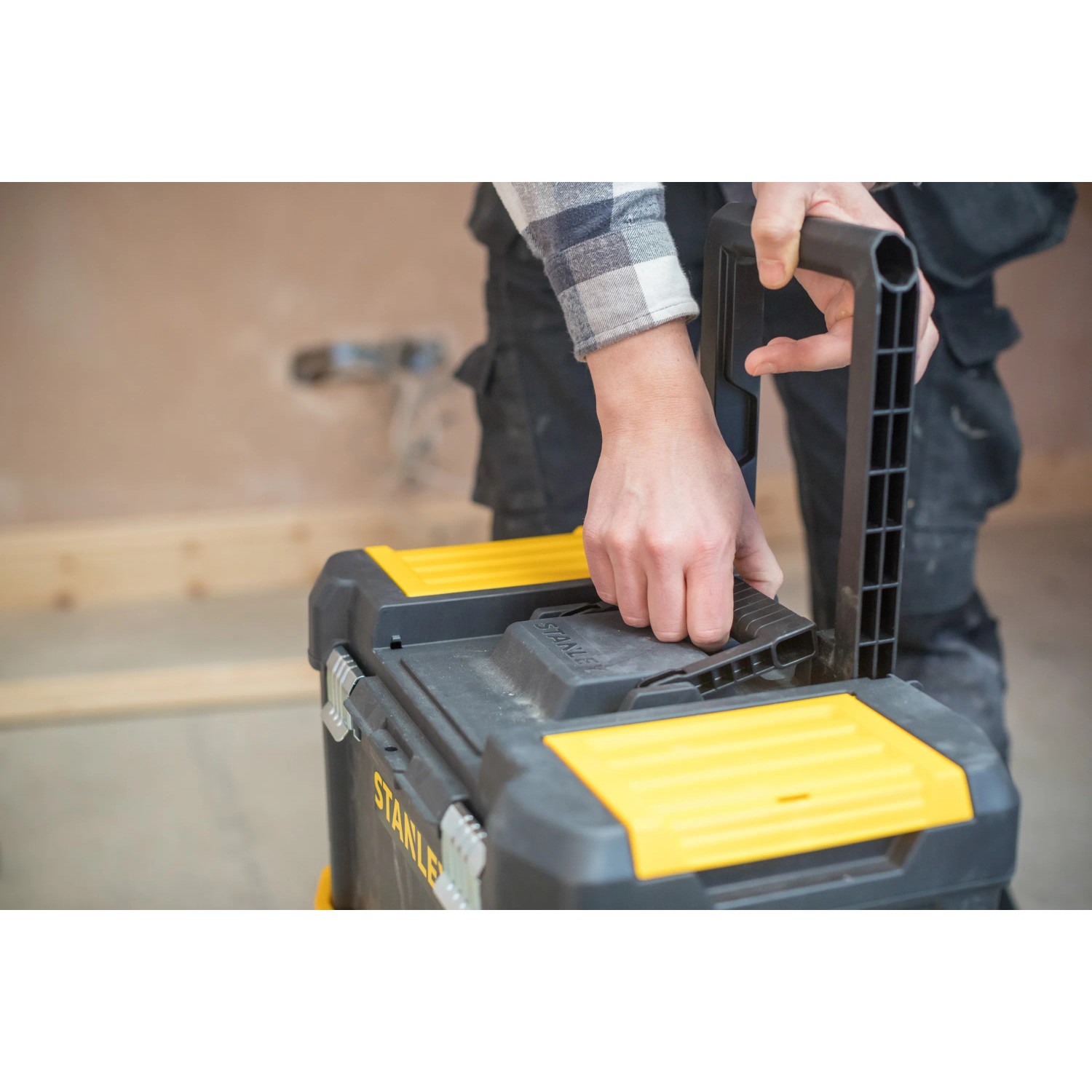 Stanley Rollende Werkstatt Essential STST1-80151 mit Teleskopgriff in Nutzung.