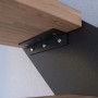 Detailaufnahme: Buchenholz-Stufe der Treppe Kos mit anthrazitfarbenem Metallgeländer.