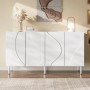 Weißes Sideboard mit 3D geschwungenen Türen, grifflos, auf Metallfüßen. Moderner Wohnzimmerschrank.