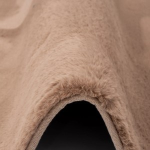 Detailaufnahme: Runder, brauner Pergamon Luxus Fellteppich (80x80cm) mit superweichem Flor.