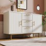 Weiße Kommode mit geriffelten Türen, 3 Schubladen, goldenen Griffen und Metallfüßen. Moderner Wohnzimmerschrank.