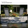 Zwei anthrazitfarbene Tectake Aluminium Gartenstühle (4er Set), klappbar, auf Terrasse. Wetterfest, UV-beständig.