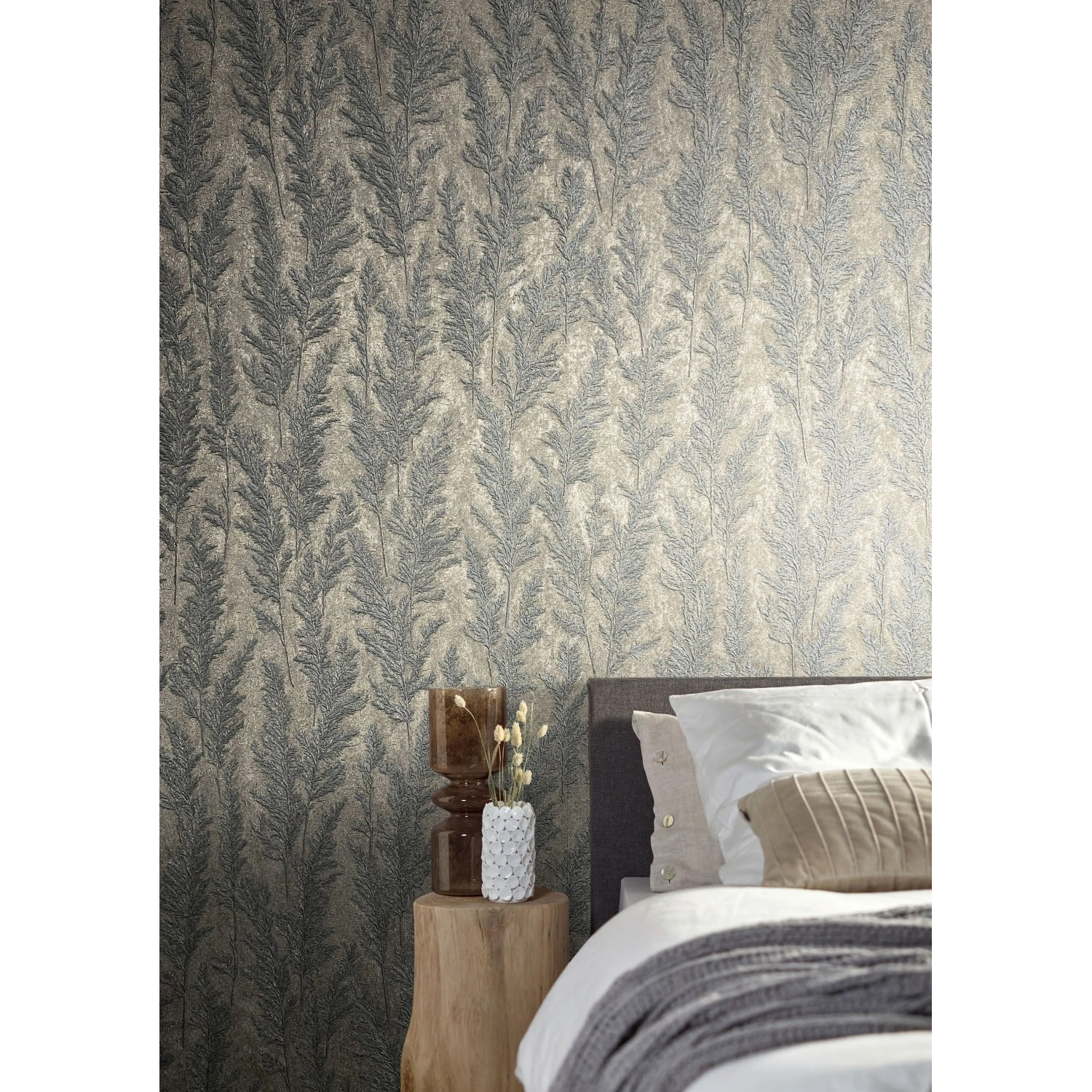 Marburg Vliestapete Natural Opulence Floral Platin: florales Muster in Platin und Beige.