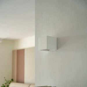 Weiße Lindby Wandleuchte Freja aus Gips/Ton, kubische Form, für indirekte Beleuchtung im Wohnzimmer.
