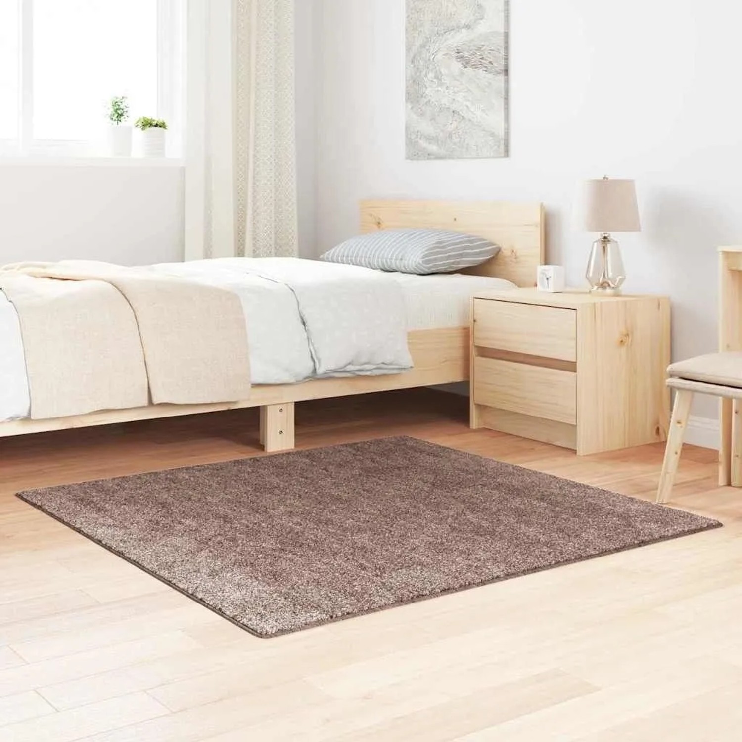Brauner, quadratischer vidaXL Shaggy Hochflorteppich (120x120 cm) mit Anti-Rutsch-Basis auf hellem Holzboden im Schlafzimmer.