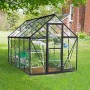 Graues Palram Canopia Gewächshaus 5,7 m² mit Fundamentrahmen im Garten.