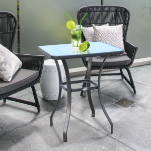 Schwarzer Outsunny Gartentisch aus Metall mit quadratischer, hellblauer Hartglasplatte auf Terrasse, daneben Stühle.