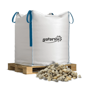 Galamio Buntkies 8-16 mm im weißen BigBag auf Holzpalette, daneben graubraune Zierkiesel für Gartenwege.