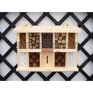 Dobar Insektenhotel Bausatz Landsitz Superior aus Kiefernholz mit 10 Zimmern.