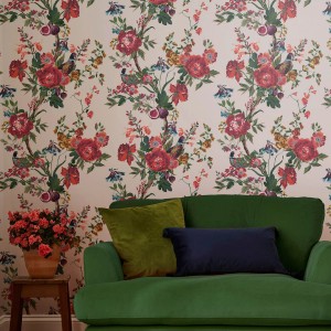 Detailaufnahme der Joules Vliestapete Forest Chinoiserie Antique Crème mit Blumenmuster.