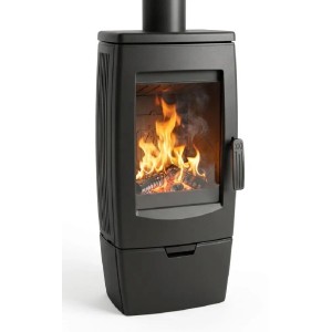 Schwarzer Plamen Gusskaminofen Gala 8 kW mit Sichtscheibe und Holzfeuer.