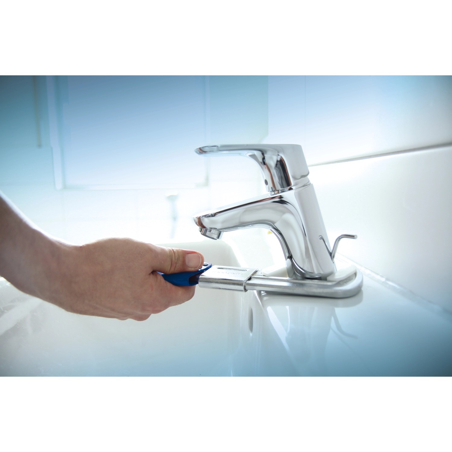 Anwendung der LUX Armaturenzange (240mm) an einer glänzenden Armatur im Badezimmer.