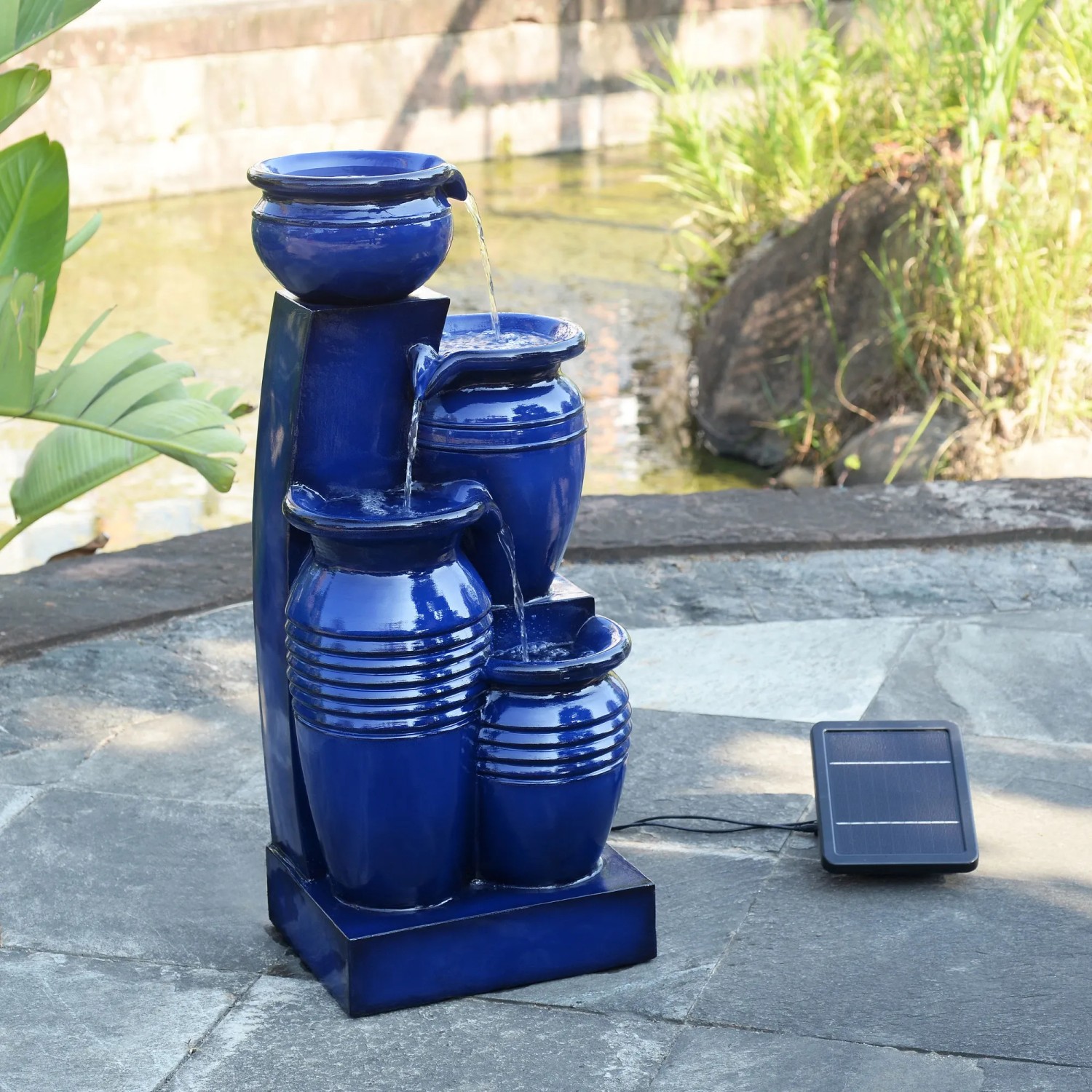 Blauer 4-stufiger Solar Gartenbrunnen mit LED-Beleuchtung für den Außenbereich.
