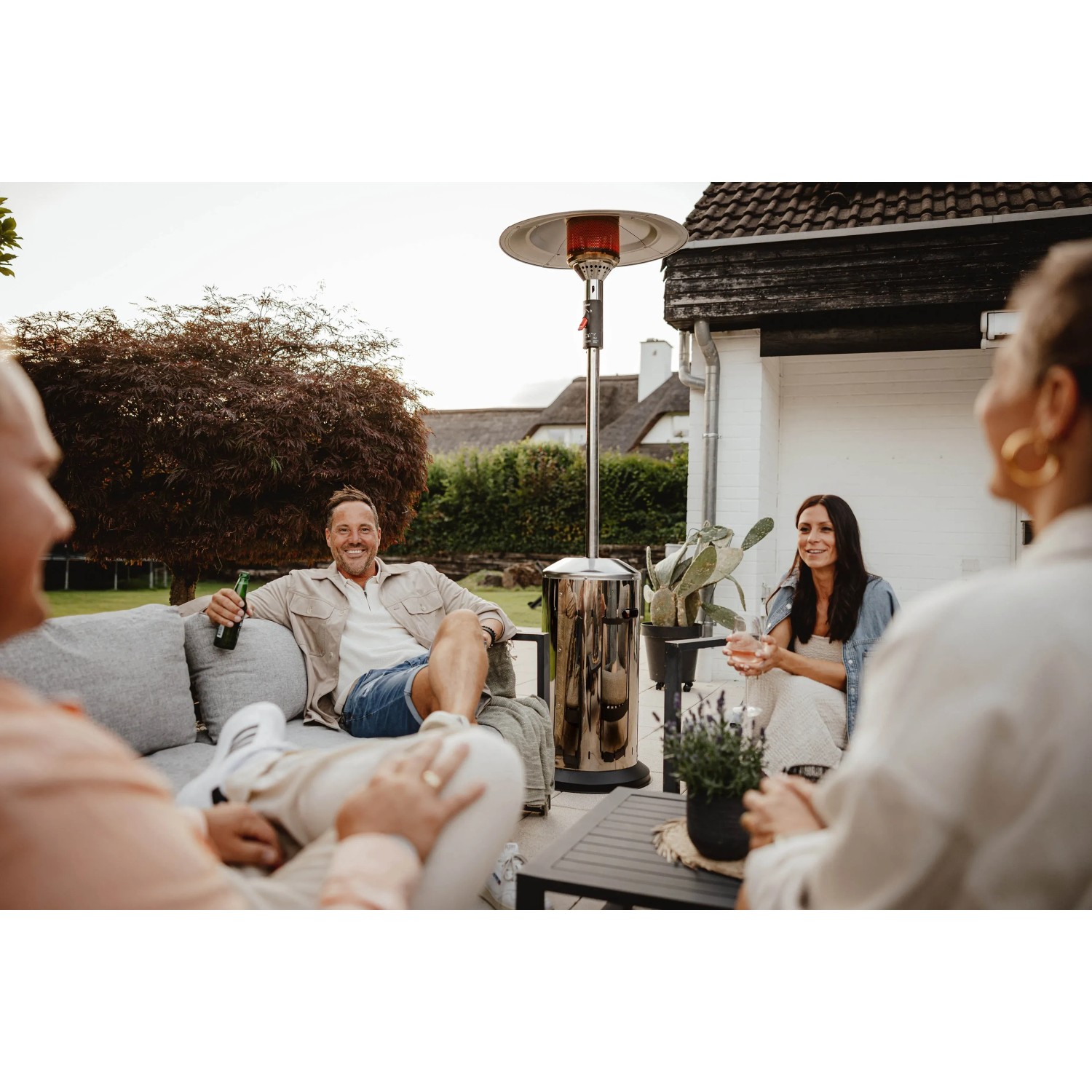 Enders Terrassenheizer Elegance Eco Green 2.0 Silber mit Personen im Garten.