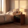 Brauner MDF Nachttisch mit schwarzer Schublade und offenem Fach, neben Bett mit Lampe und Büchern. Praktische Schlafzimmer-Ablage.