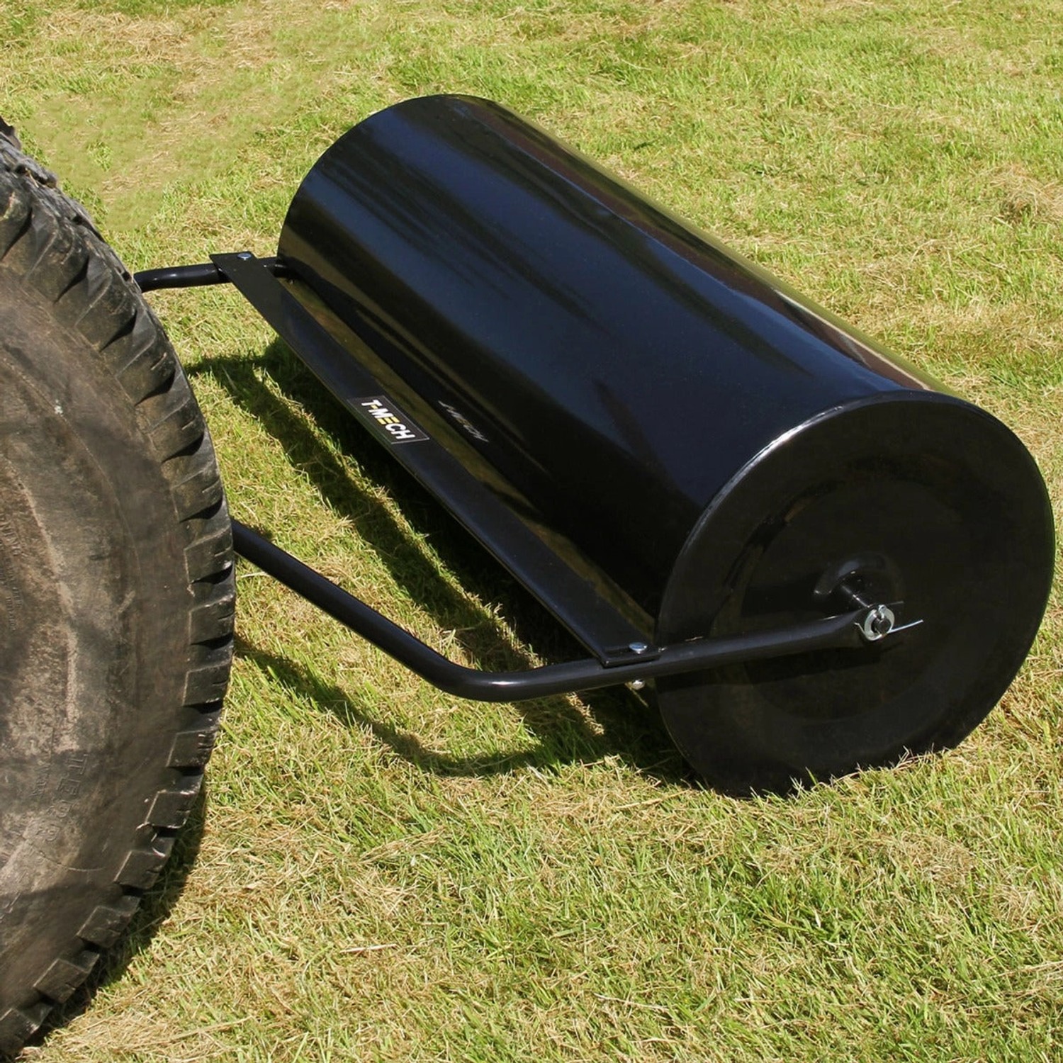 Schwarze Monstershop T Mech Gartenwalze mit 120 Litern Volumen zum Anhängen.