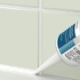 Anwendung von Alpina Dusch- und Bad-Silikon Weiß zum Abdichten einer Badewanne.