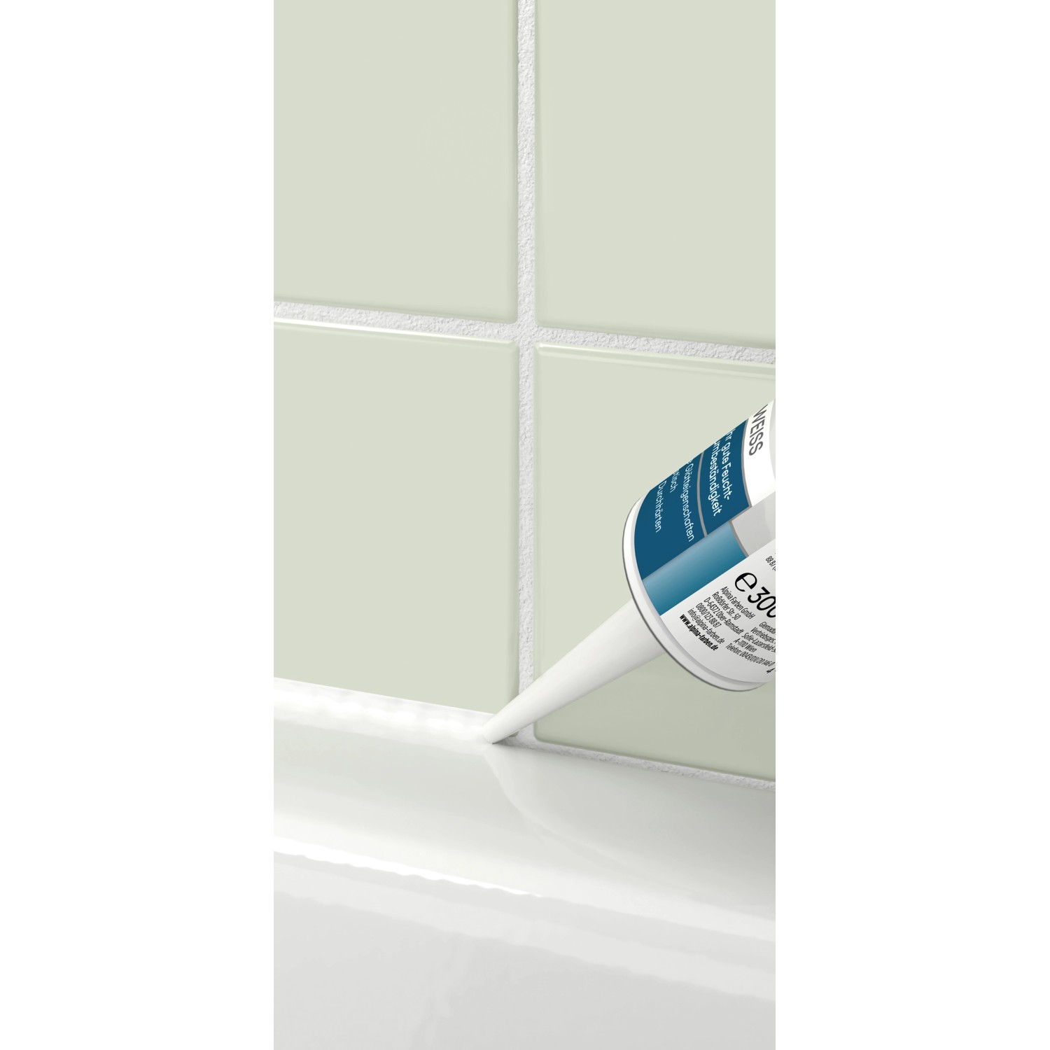 Anwendung von Alpina Dusch- und Bad-Silikon Weiß zum Abdichten einer Badewanne.