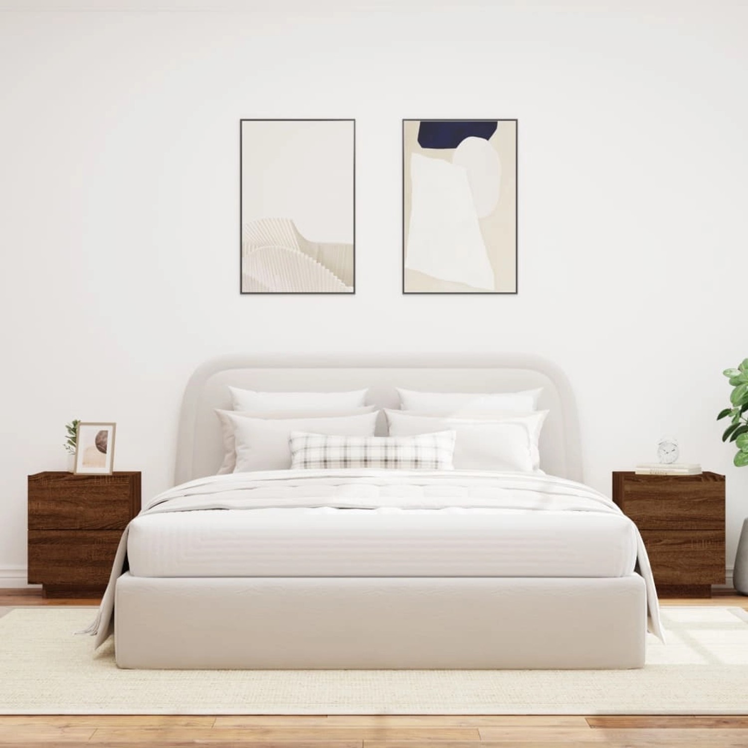 Zwei braune Nachttische mit LED-Beleuchtung aus Holzwerkstoff neben einem Bett.