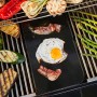 Char-Broil Grillplatte Smart-E mit Spiegelei und Bacon auf Grill mit Gemüse.