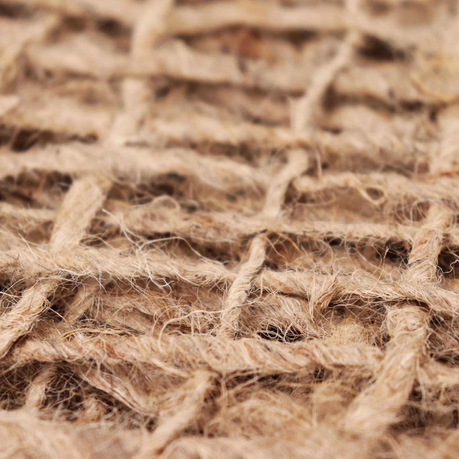 Detailaufnahme der Aquagart Böschungsmatte aus Jute, eng verflochten für Teichfolien und Uferbefestigung.