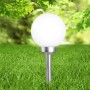 Globo LED-Solaraußenleuchte mit Kugel und Erdspieß (Ø 20 cm) im Garten.