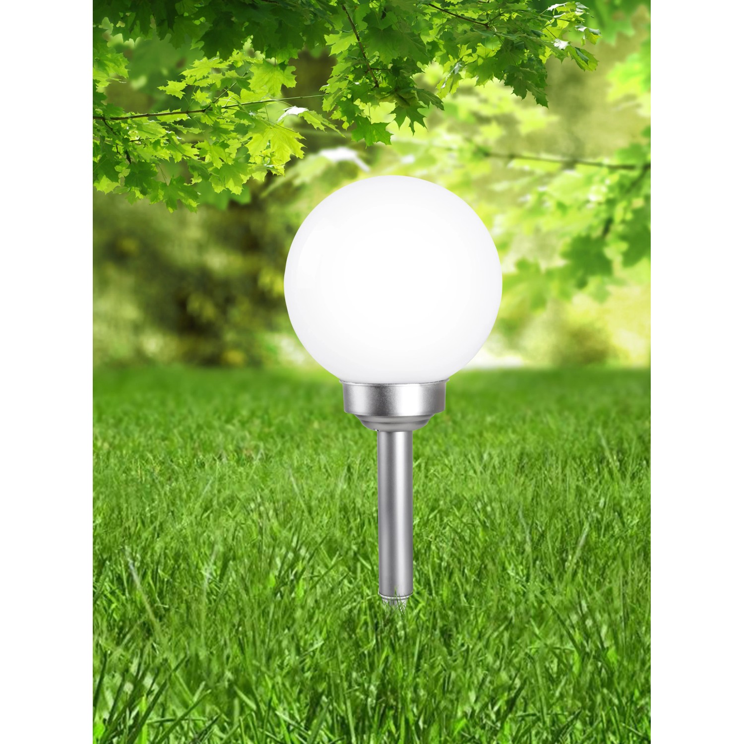 Globo LED-Solaraußenleuchte mit Kugel und Erdspieß (Ø 20 cm) im Garten.