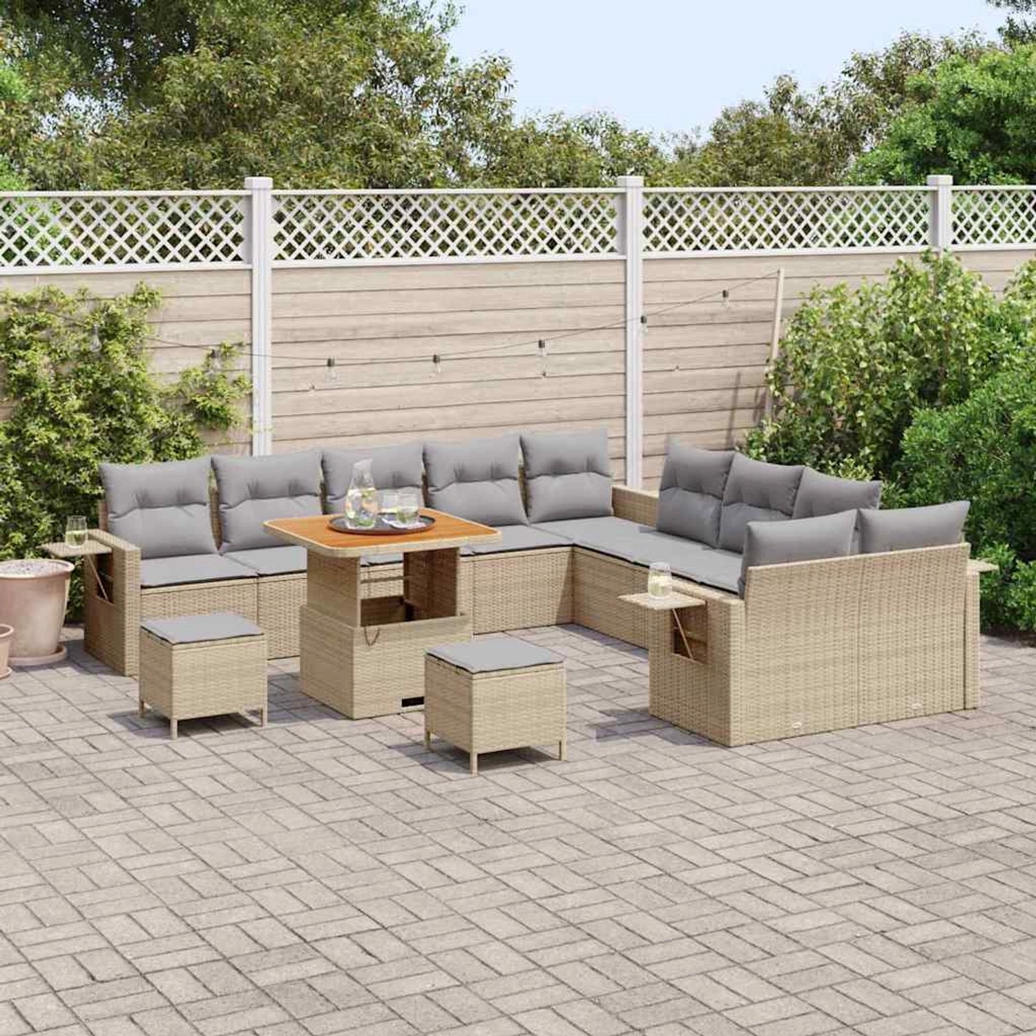 Beiges 13-teiliges Garten-Sofa-Set aus Polyrattan mit Tisch und Hockern.