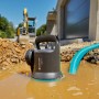 Gardena Schmutzwasser-Tauchpumpe 9000 im Einsatz auf einer Baustelle.