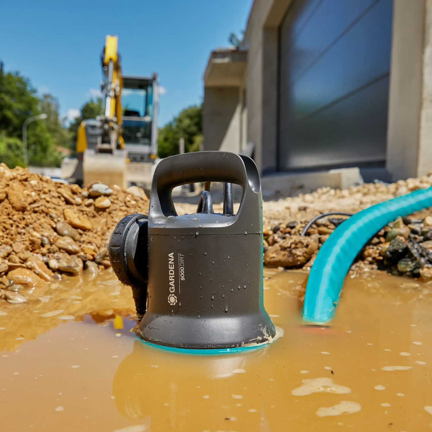 Gardena Schmutzwasser-Tauchpumpe 9000 im Einsatz auf einer Baustelle.