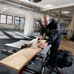 Metabo Tischkreissäge TS 254 M im Einsatz beim Holzzuschnitt. Mobile Säge mit Staubabsaugung.