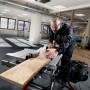 Metabo Tischkreissäge TS 254 M im Einsatz beim Holzzuschnitt. Mobile Säge mit Staubabsaugung.