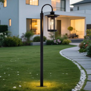 Schwarze Lindby Außenleuchte Zayn im Retro-Stil aus Aluminium für Garten und Terrasse.
