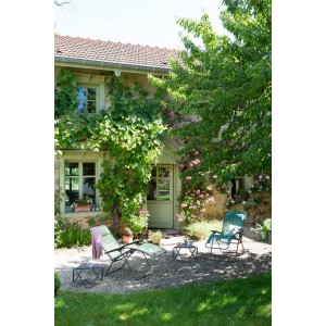 Lafuma Relaxsessel R Clip Batyline® Chlorophylle im Garten vor Hauswand mit Pflanzen.