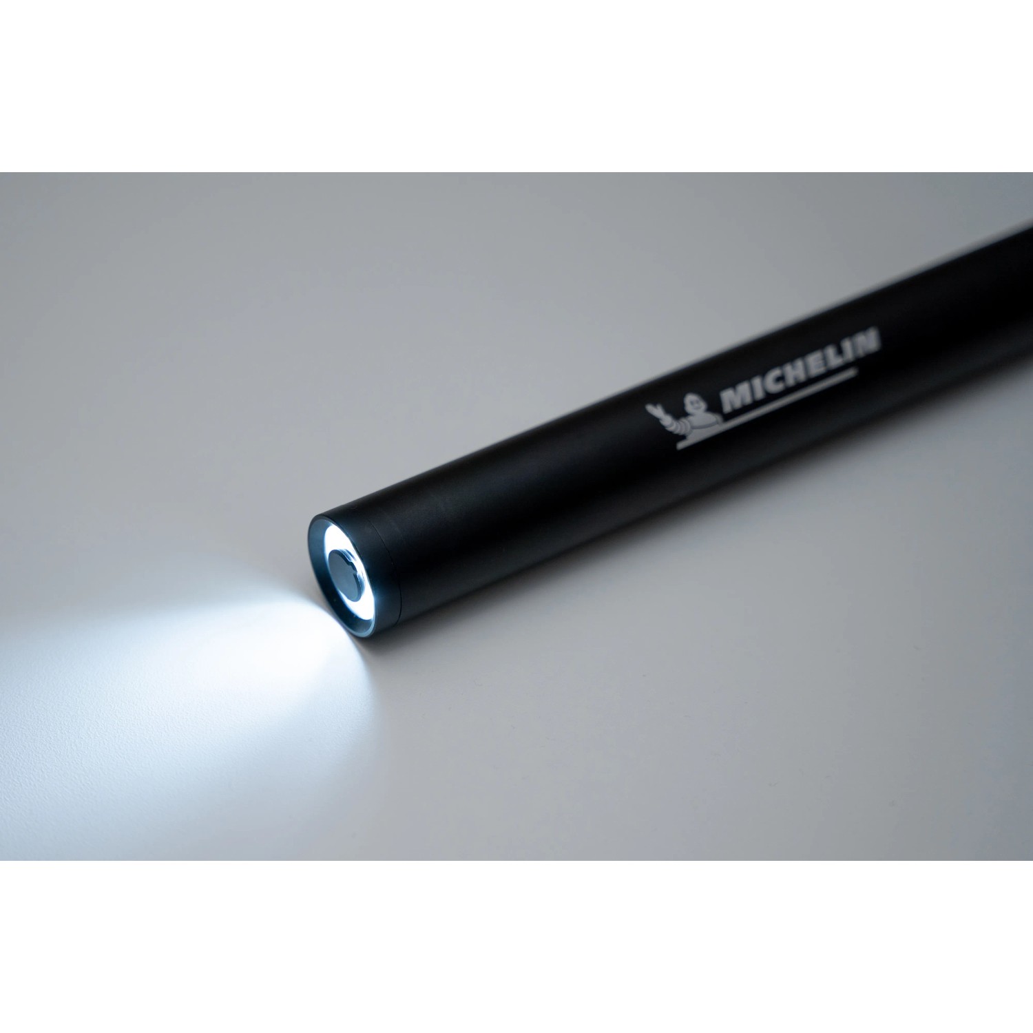 Michelin Akku-Luftpumpe, schwarz, mit integriertem LED-Licht. Ideal für Fahrrad, E-Bike, Moped und Motorrad.