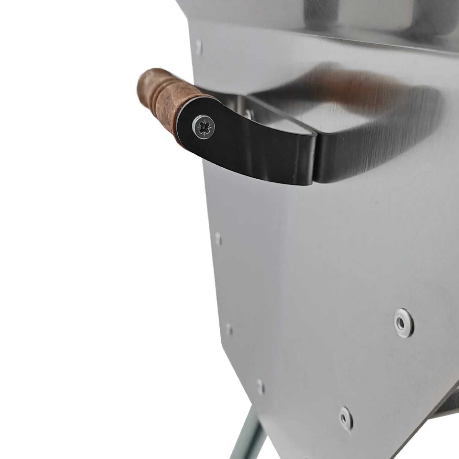 Detailaufnahme: Griff des Grillpeter Mangal Ararat Schaschlikgrills aus Edelstahl.
