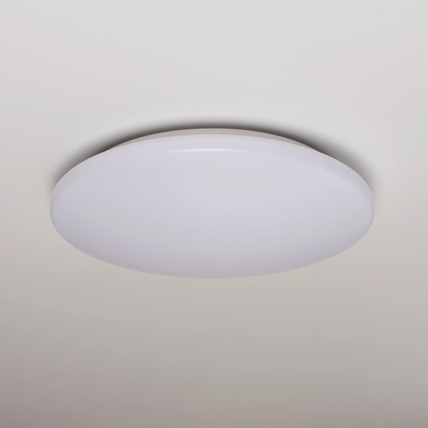 Runde, weiße LED-Deckenleuchte (Ø 37cm) mit neutralweißem Licht, geeignet für Bad und andere Feuchträume.