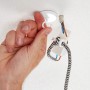 Hand befestigt Fischer Klebehaken an Decke. Ideal zum Aufhängen von Lampen.