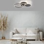 Moderne LED-Deckenleuchte Sevent von Just Light, schwarz, mit drei Ringen im Wohnzimmer.