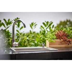 MyOutdoorKitchen Modul mit Spülbecken, Aufbewahrungsschrank und Armatur in Edelstahl.