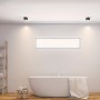 Schwarzer, dimmbarer LED Aufbauspot CELI-WX im Badezimmer mit Badewanne und Handtuch.