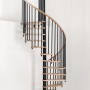 Minka Spindeltreppe Spiral Wood Buche, schwarz, Ø 120 cm. Innentreppe mit Holzstufen und Metallgeländer.