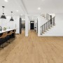 Heller Wohnraum mit Kaindl Masterfloor Life Laminat Eiche Bradford, wasserfest und natürlich.