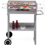 Silberner Holzkohlegrillwagen Pasadena mit Grillgut und Ablagefläche.