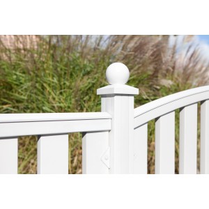 Weisse Kugel-Pfostenkappe Longlife 8 cm als Zaun Zubehör auf Zaunpfosten.