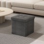 Grauer Songmics Sitzhocker Minota (30x30 cm) mit Stauraum im Wohnzimmer.