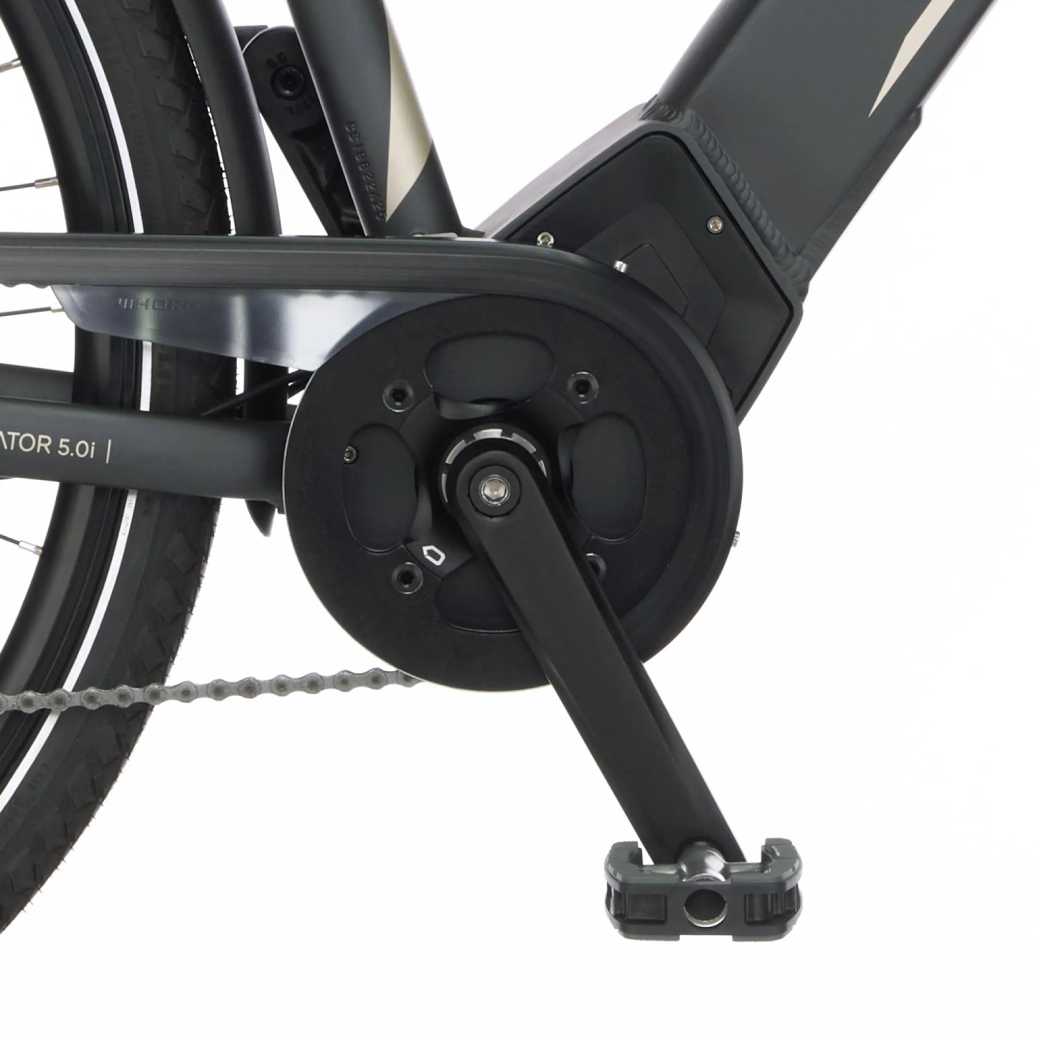 Detailaufnahme: Tretlager, Kette und Pedal des Fischer E-Bike Viator 5.0i.