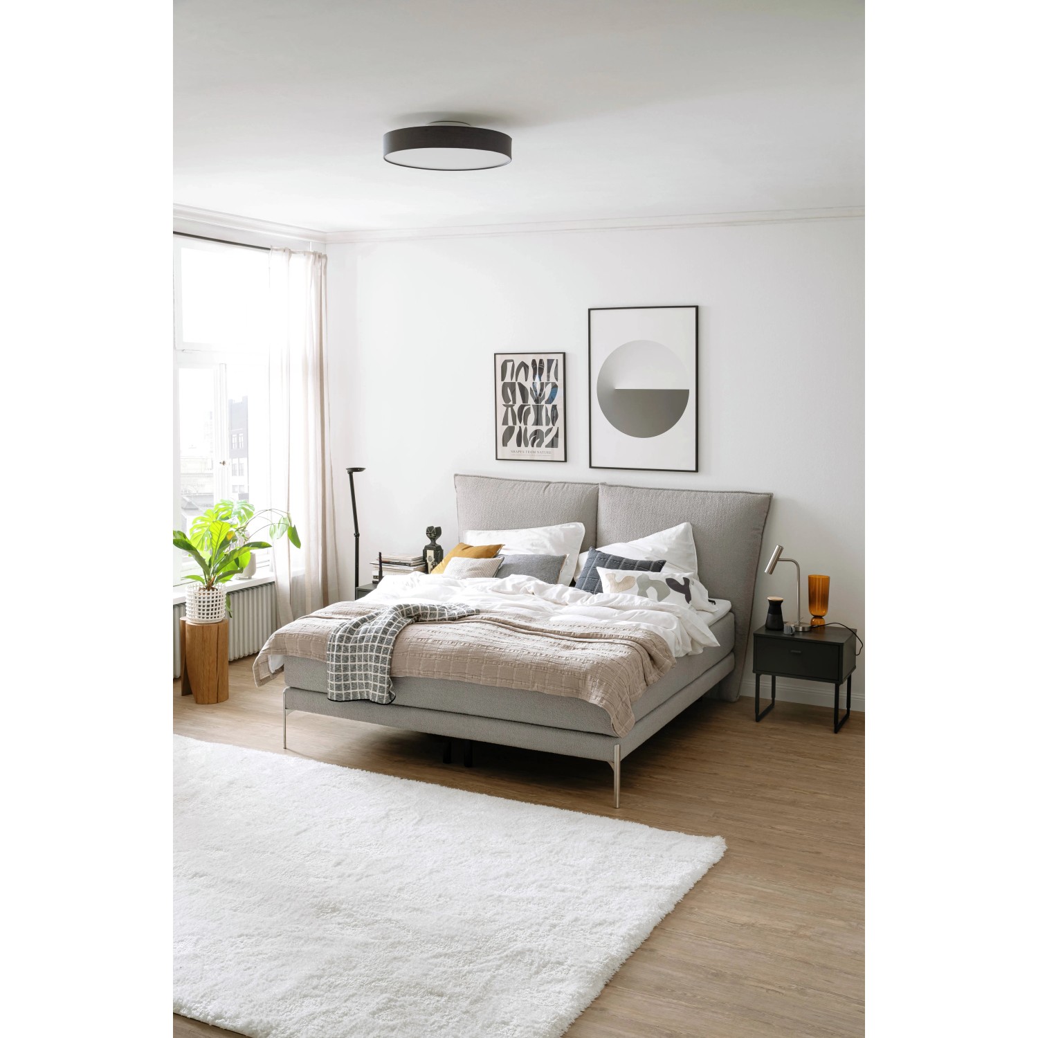 Schlafzimmer mit Schöner Wohnen Gardinenstange Leon, schwarz matt, 160 cm, an der Decke montiert.
