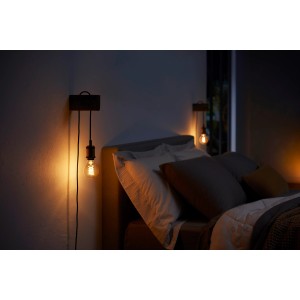 Philips Hue Filament ST19 LED Lampe E27, warmweißes Licht im Schlafzimmer.